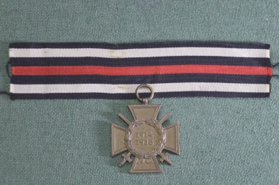 Медаль Крест Гинденбурга 1914-1918 с мечами. С лентой. Клеймо Adolf Baumeister. Рейх. Германия.