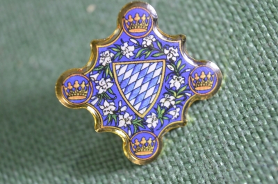 Знак, значок "Герб, короны, цветочный венок". Тяжелый металл, цанга.