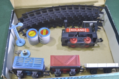 Игрушка десткая железная дорога "Roland". Вагон. Цистерна. В родной коробке. ГДР периода СССР.