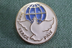 Знак, значок "Мир Peace Paix". Белый Голубь, символ мира. Земной шар. Агитация. СССР. 