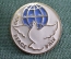 Знак, значок "Мир Peace Paix". Белый Голубь, символ мира. Земной шар. Агитация. СССР. 