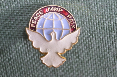 Знак, значок "Peace Мир Paix". Агитация за мир и дружбу. Белый голубь, символ мира. СССР.