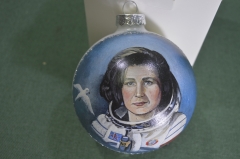 Елочная игрушка шар "В. Терешкова 60 лет первого полета женщины-космонавта". Стекло. Роспись.