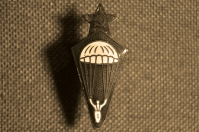 Нагрудный знак «Парашютист». Бронза, эмаль. Эмальерная фабрика МТХ. 1930-е годы.