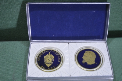 Медаль настольная "60 лет Особым Отделам ВЧК КГБ". 2 шт. в коробке. Фарфор. Weimar. Германия. #U