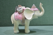 Новогодний сувенир, Слон с подарками. Пластик. Высота 12 см.
