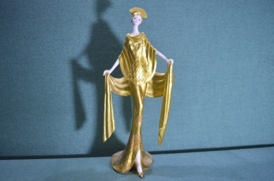 Статуэтка "Девушка в золотых одеждах". Поделочный пластик. 