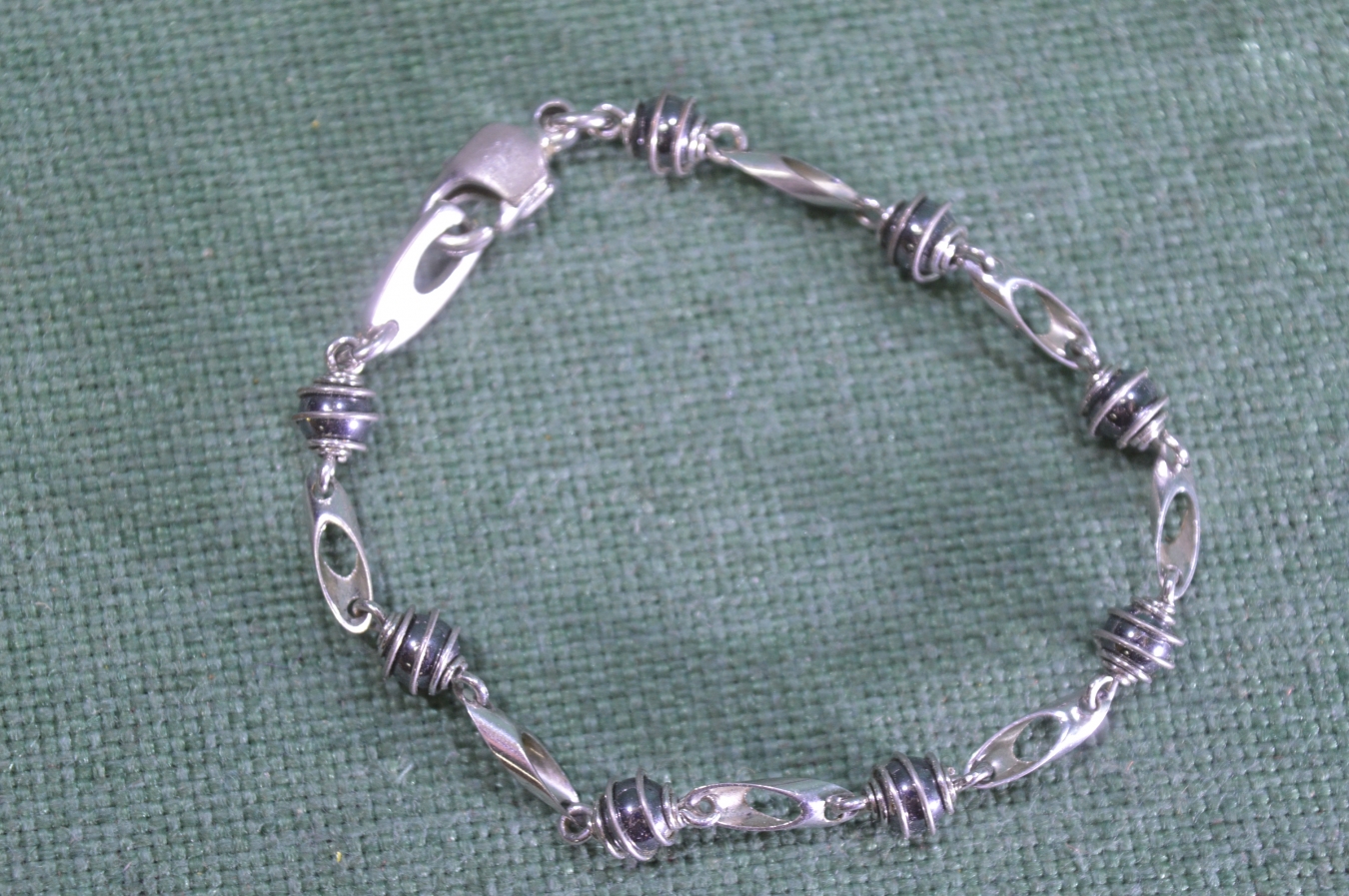 Купить Браслет, браслетик изящный со спиральками. Черные вставки ...