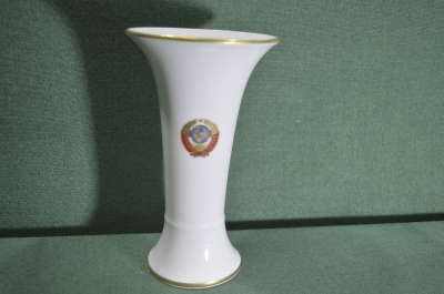 Ваза фарфоровая "Герб СССР". Из Кремлевского набора. Фарфор. Агитация. ЛФЗ. 1960е. #U