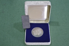 Медаль настольная "Мерседес Mercedes Benz 100 лет марке". Серебро 999. Футляр. Германия. 1986 год.