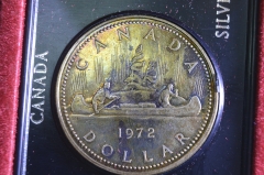 Монета 1 доллар 1972 года. Каноэ. В коробке под пластиком, патина. Серебро. Канада.