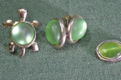 Комплект серьги, брошка, кулон. Зеленые вставки. Черепашка. Abella. Комплект серьги, брошка, кулон. Зеленые вставки. Черепашка. Abella.