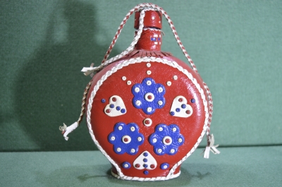 Бутыль, бутылка, флага штоф в кожаной оплетке. Красный. Югославия времен СССР.