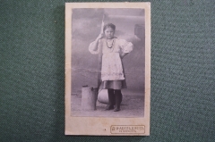 Фотография старинная "Девочка с ведром". Фот. Абельдясев, Курск.