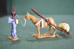 Игрушка солдатик "Повозка Индеец индианка с ребёнком ковбой". Timpo. Великобритания. 1970е.
