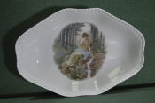 Блюдо фарфоровое старинное сюжетное 