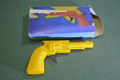 Игрушка Пистолет детский "Trommel Revolver". Пластмасса. Оригинальная коробка. ГДР. Германия. #G1