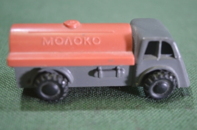 Игрушка машинка цистерна "Молоко". Колкий пластик. Пластмасса. Бутовский химический завод. СССР.