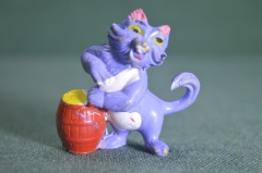 Игрушка фигурка резиновая солдатик "Кот кошка с бочкой". Резина. ГДР. Германия. 1970е.