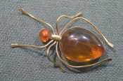 Брошь янтарная 