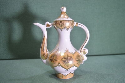 Чайник фарфоровый в восточном стиле. Кисловодская фабрика. Фарфор. СССР. 1970-е годы. 