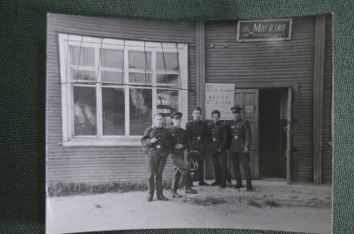 Фотография "Солдаты военные у магазина. Чипок". Афиша. СССР. 