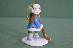 Игрушка елочная "Юный хоккеист, мальчик с клюшкой". Хоккей. Керамика, майолика, ручная роспись. #3