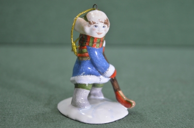 Игрушка елочная "Юный хоккеист, мальчик с клюшкой". Хоккей. Керамика, майолика, ручная роспись. #3