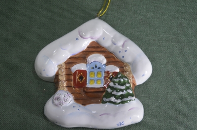 Игрушка елочная "Избушка, Домик с новогодней елкой". Керамика, майолика, ручная роспись #1