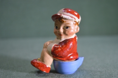 Игрушка фигурка "Мальчик в кепке на горшке". Роспись. Гипс. Клеймо. СССР.