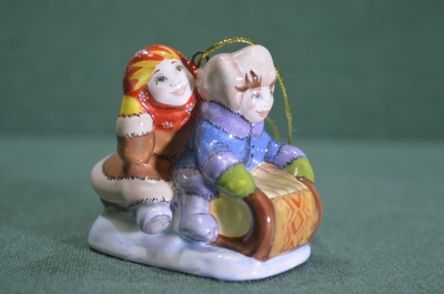 Игрушка елочная "Парная езда на санках". Санки, дети. Керамика, майолика, ручная роспись.