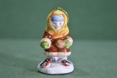 Игрушка елочная "Девочка кормит птиц". Синица. Керамика, майолика, ручная роспись. 