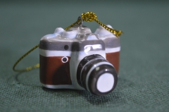 Игрушка елочная "Фотоаппарат, фотокамера". Фотограф, репортер. Керамика майолика, ручная роспись. #1