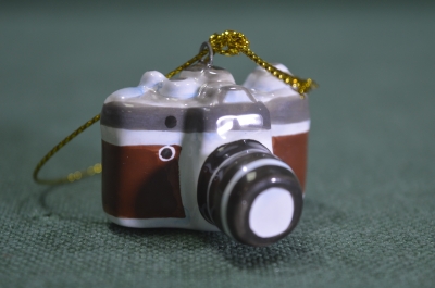 Игрушка елочная "Фотоаппарат, фотокамера". Фотограф, репортер. Керамика майолика, ручная роспись. #1
