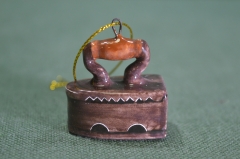 Игрушка елочная "Старинный утюг". Глажка, хозяйка. Керамика майолика, ручная роспись. #1
