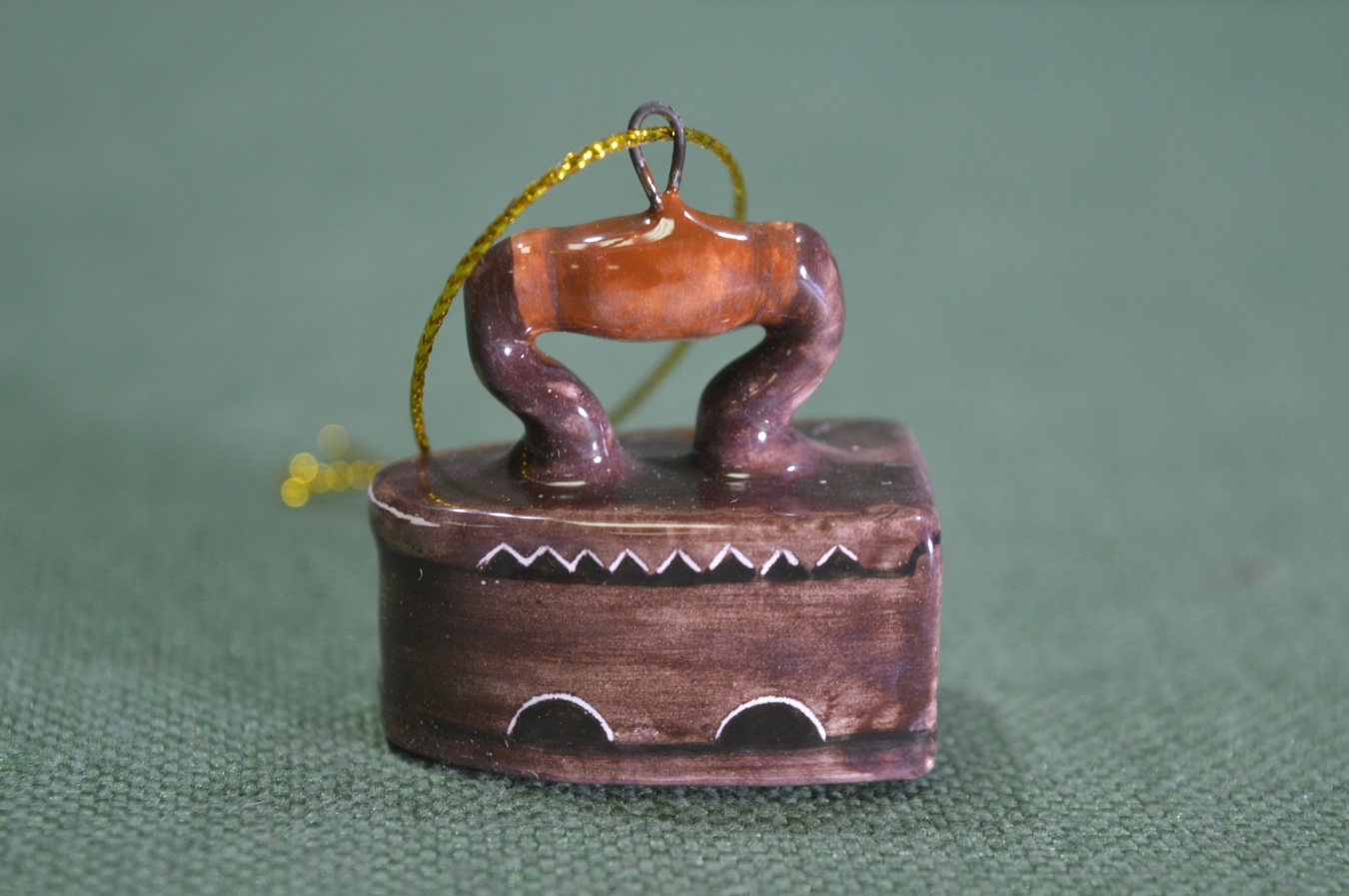 Купить Игрушка елочная "Старинный утюг". Глажка, хозяйка. Керамика ...