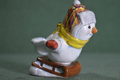 Игрушка елочная "Снеговик на санках". Зима, санки, катание. Керамика, майолика, ручная роспись. #2