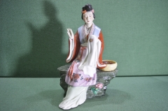 Статуэтка фарфоровая "Девушка с платком". Китай, 1960 -е годы. Фарфор. Небольшой дефект.