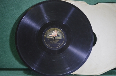 Пластинка патефонная гигант "Как король шел на войну. Два гренадера". Amour Gramophone.