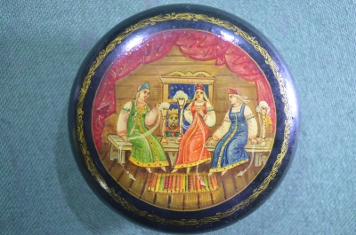 Шкатулка лаковая, круглая. Сказка, "Три девицы под окном". Мстера, Л.И. Ручная роспись.