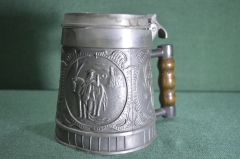Кружка пивная оловянная, с крышкой. Деревянная ручка. Стрелок, оружие, охота. Германия. Дефект.
