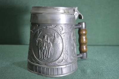 Кружка пивная оловянная, с крышкой. Деревянная ручка. Стрелок, оружие, охота. Германия. Дефект.