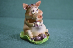 Статуэтка, фигурка "Свинтус с яблоками, обжора". Свинья, хрюндель. Пластик. #1