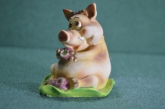 Статуэтка, фигурка "Свинтус с яблоками, обжора". Свинья, хрюндель. Пластик. #2