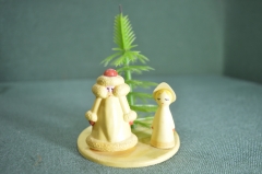 Новогодняя игрушка "Дед Мороз со Снегурочкой под елкой". Колкий пластик. Клеймо. Теребовля. СССР.