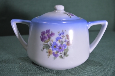 Сахарница фарфоровая "Цветы". Фарфор. Полонное. Полонне. СССР. 1950е.
