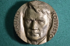 Настольная бронзовая медаль "Mauno Koivisto"/"Мауно Койвисто". Финляндия.