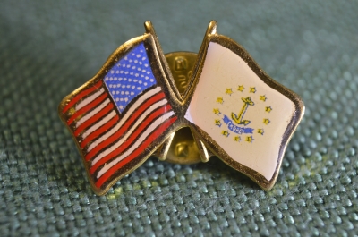 Знак, значок "Флаг США и штата Род-Айленд. United State and Rhode Island Flag". Цанга.