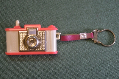 Брелок "Фотоаппарат". Колкий пластик. Италия. 1960е.