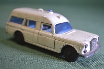 Машинка модель Matchbox Speed Kings "Mercedes Benz Ambulance Скорая". Великобритания. 1960е #M1